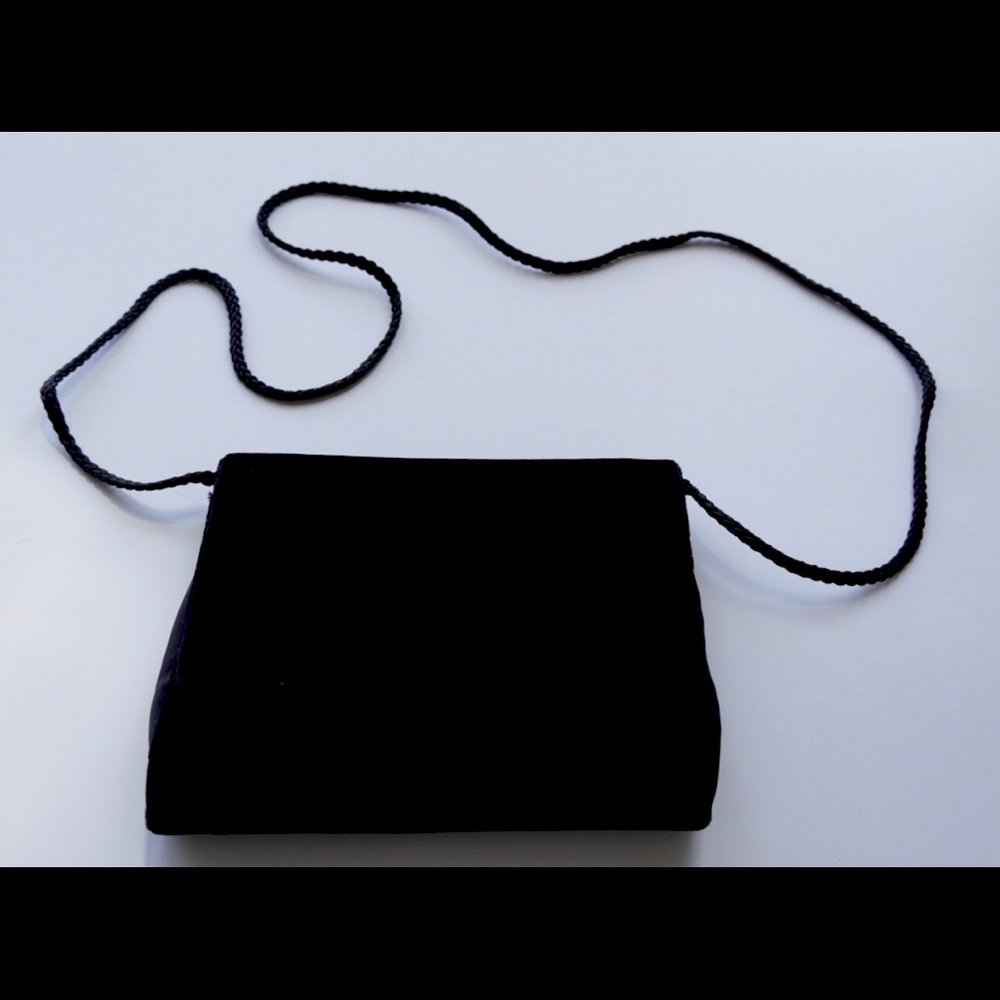 ⚡️⚡️ NWOT Black velvet evening clutch with braided strap.